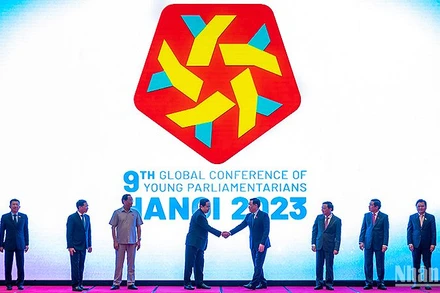 Chủ tịch Quốc hội Vương Đình Huệ và các đại biểu thực hiện nghi thức nhấn nút công bố logo, bộ nhận diện, trang web Hội nghị Nghị sĩ trẻ toàn cầu lần thứ 9. (Ảnh: Duy Linh)