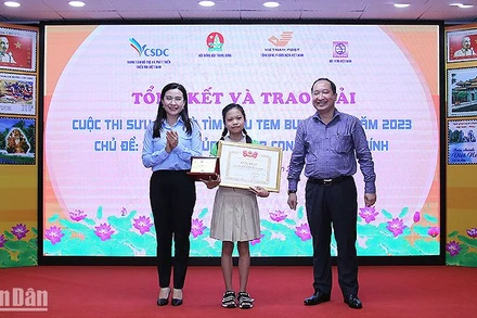 Bí thư Trung ương Đoàn, Chủ tịch Hội đồng Đội Trung ương Nguyễn Phạm Duy Trang (bên trái) và Vụ trưởng Vụ Đoàn thể nhân dân, Ban Dân vận Trung ương (bên phải) trao giải đặc biệt tặng thí sinh Lê Quỳnh Anh.