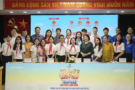 Các thành viên Ban tổ chức, đại diện đại biểu Phiên họp giả định "Quốc hội trẻ em" lần thứ nhất. 