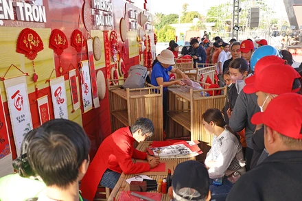 Hình ảnh đầm ấm của một trong những "Phiên chợ đầu năm" trong khuôn khổ chương trình "63 gắn kết - 1 Tết sum vầy".