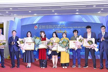 Các đồng chí đại diện Ban tổ chức Giải báo chí trao giải A tặng nhóm tác giả Báo Tiền Phong.