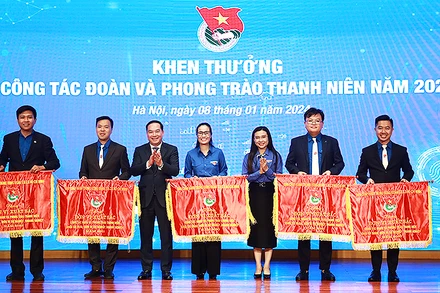 Phó Bí thư Đảng ủy Khối doanh nghiệp Trung ương Hồ Xuân Trường (thứ 3 từ trái sang) và Bí thư Trung ương Đoàn, Chủ tịch Hội đồng Đội Trung ương Nguyễn Phạm Duy Trang (thứ 5 từ trái sang) trao cờ thi đua tặng các đơn vị xuất sắc. 