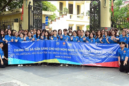 Các liên lạc viên, tình nguyện viên Hội nghị nghị sĩ trẻ toàn cầu lần thứ 9 chụp ảnh lưu niệm trước trụ sở Trung ương Đoàn.