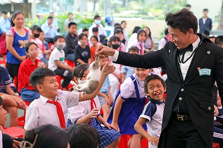 Các em nhỏ hào hứng với những tiết mục nghệ thuật tại chương trình.