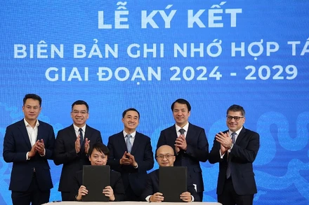 Đại diện lãnh đạo các bộ, ngành, đoàn thể tại lễ ký kết hợp tác giữa Trung ương Hội Thầy thuốc trẻ Việt Nam và AstraZeneca Việt Nam. 