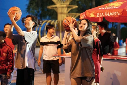 Người dân hào hứng tham gia các hoạt động. 