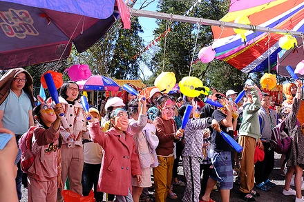 Thiếu nhi Lâm Đồng có hoàn cảnh khó khăn hân hoan vui chơi tại chương trình.