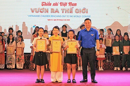 Phó Chủ tịch Hội đồng Đội Trung ương Lê Anh Quân trao giải nhất tặng các thành viên của đội Trường tiểu học Lê Mao (thành phố Vinh, tỉnh Nghệ An).