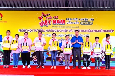 Ban tổ chức trao quà tặng học sinh Thái Bình có hoàn cảnh khó khăn. 