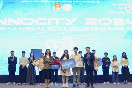 Phó Chủ tịch Hội Sinh viên Hà Nội Vũ Thị Minh Hằng (bên trái) và đại diện các đơn vị trao giải Nhất tặng thành viên đội Awake Drive - Vững bước trên đường dài (Đại học Bách khoa Hà Nội). 
