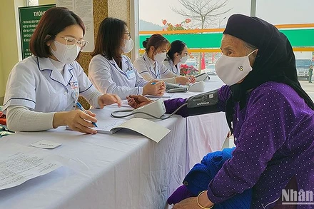 Thầy thuốc trẻ tình nguyện khám bệnh cho người dân vùng cao. 