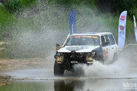 Các tay đua phô diễn kỹ thuật cá nhân tại giải đấu.