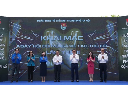 Đại diện Thành đoàn Hà Nội và các đơn vị liên quan thực hiện nghi thức khai mạc Ngày hội. 