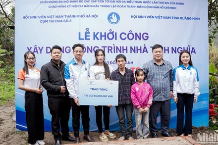 Gia đình chị Lý Thị Hằng, anh Triệu Tiến Quý và cháu Triệu Thị Luyến (lần lượt thứ 4, 5 và 6 từ trái sang) cùng đại diện Hội Sinh viên thành phố Hà Nội và các đơn vị liên quan tại lễ khởi công xây dựng nhà tình nghĩa.