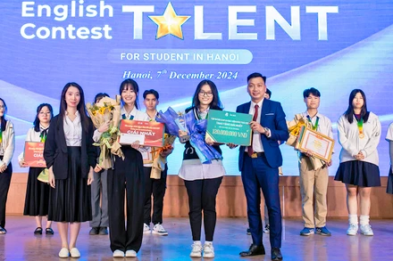 Phó Chủ tịch Hội Sinh viên thành phố Hà Nội Vũ Thị Minh Hằng và đại diện những đơn vị liên quan trao giải nhất cá nhân tặng các thí sinh xuất sắc ở 2 bảng đấu.