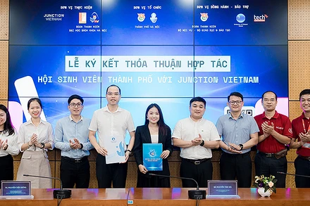 Đại diện Thành đoàn Hà Nội và các đơn vị liên quan ký kết thỏa thuận hợp tác liên quan đến chuỗi sự kiện “Hack4Future & chuỗi Hackathon 2023”.