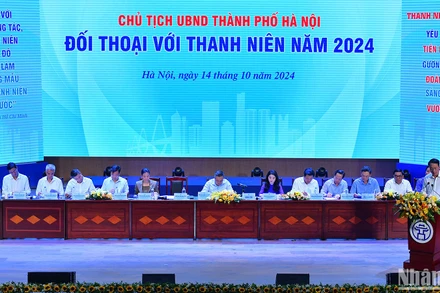 Chủ tịch Ủy ban nhân dân thành phố Hà Nội Trần Sỹ Thanh (người ngồi giữa) và đại diện các ban, sở, ngành, đoàn thể của Thủ đô đối thoại với thanh niên.