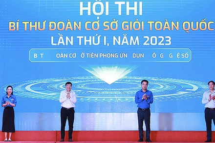 Các đồng chí đại diện Trung ương Đoàn và các đơn vị liên quan thực hiện nghi lễ phát động Hội thi.