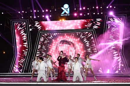 Ca sĩ Hòa Minzy trên sân khấu Hành trình "Bài ca sinh viên" năm 2023.