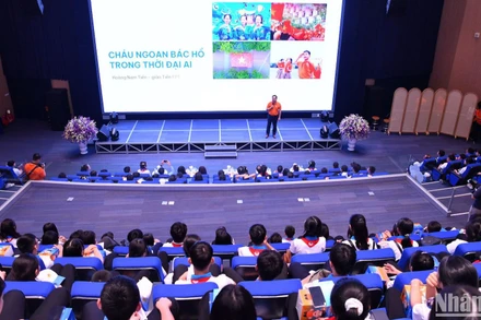 Ông Hoàng Nam Tiến, Thành viên Hội đồng sáng tạo Tập đoàn FPT, Phó Chủ tịch Hội đồng Trường Đại học FPT chia sẻ tham luận "Cháu ngoan Bác Hồ trong thời đại AI" trước hàng trăm đại biểu dự Đại hội.