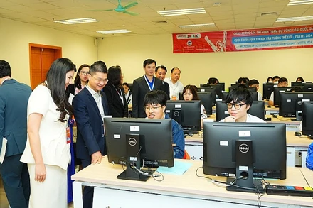 Đại diện các bộ, ban, ngành, đoàn thể tham quan, động viên thí sinh tranh tài sau buổi lễ. 