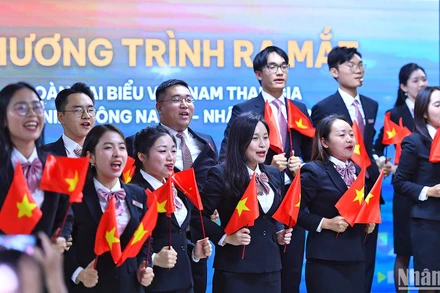 Các đại biểu trình diễn tiết mục cổ động với cờ tại lễ ra mắt.