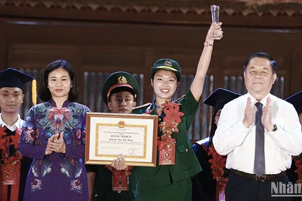 Các đồng chí Nguyễn Trọng Nghĩa và Nguyễn Thị Tuyến (lần lượt thứ nhất và ba từ phải sang) trao phần thưởng tặng các thủ khoa xuất sắc của Thủ đô năm 2023 tại buổi lễ.