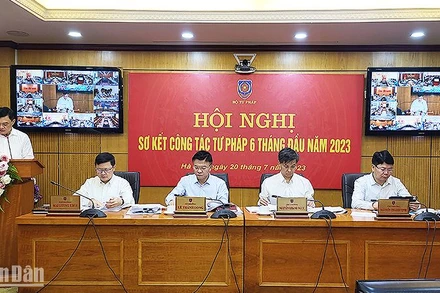 Bộ trưởng Tư pháp Lê Thành Long (thứ 3 từ phải sang) và các đồng chí Thứ trưởng Tư pháp điều hành hội nghị.