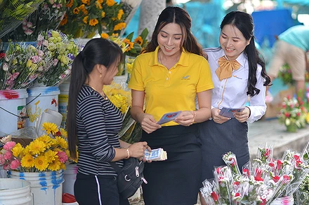 Đoàn viên, thanh niên Bưu điện Việt Nam các địa phương tư vấn, vận động người dân tham gia bảo hiểm xã hội, bảo hiểm y tế.