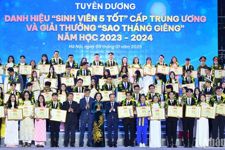Các đồng chí lãnh đạo Đảng, Nhà nước, đại diện Trung ương Đoàn, Trung ương Hội Sinh viên Việt Nam cùng những "Sinh viên 5 tốt", cá nhân giành Giải thưởng "Sao tháng Giêng" cấp Trung ương năm học 2023-2024.