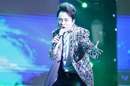 Sự xuất hiện ca sĩ Tùng Dương tại ngày hội đã khiến bầu không khí trở nên vô cùng sôi động.