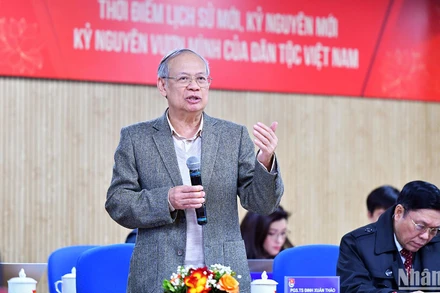 Phó Giáo sư, Tiến sĩ Đinh Xuân Thảo cho ý kiến phản biện tại Hội nghị.