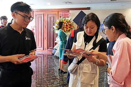 Các bạn trẻ đam mê sự nghiệp giảng dạy tiếng Anh nghiên cứu tài liệu bên lề hội thảo.