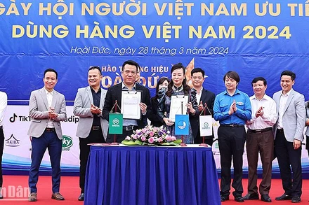 Đại diện các bên liên quan trao biên bản ký kết hợp tác tại Ngày hội. 