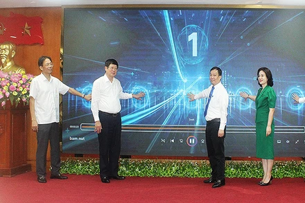 Các đại biểu thực hiện nghi thức phát động Cuộc thi viết "Vượt lên số phận" lần thứ 7.