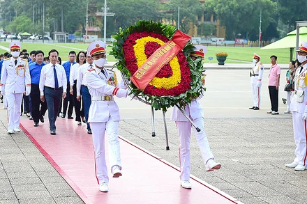 Vòng hoa của Đoàn mang dòng chữ “Đời đời nhớ ơn Chủ tịch Hồ Chí Minh vĩ đại”.
