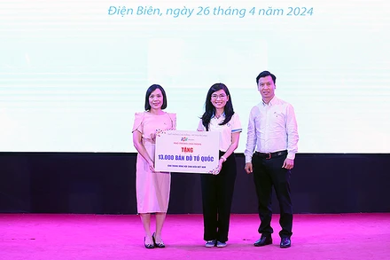 Phó Chủ tịch Thường trực Hội Sinh viên Việt Nam Hồ Hồng Nguyên (đứng giữa) tiếp nhận biểu tượng trưng 13 nghìn bản đồ Tổ quốc từ đại diện Phổ thông Cao đẳng - FPT Polytechnic.