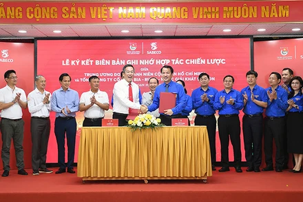 Bí thư Trung ương Đoàn Ngô Văn Cương và Tổng Giám đốc Sabeco Lester Tân trao biên bản ghi nhớ hợp tác chiến lược tại buổi lễ.