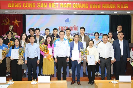 Phó Chủ tịch Thường trực Hội Liên hiệp Thanh niên Việt Nam Nguyễn Kim Quy (thứ 6 từ phải sang) và đại diện đơn vị liên quan trao phần thưởng tặng các cá nhân giành giải tại buổi lễ.