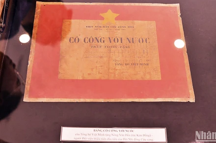 Tấm bằng của Tổng bộ Việt Minh tặng Nông Văn Dền (tức Kim Đồng) tại Triển lãm "Thiếu nhi Việt Nam vững bước tiến vào kỷ nguyên mới".