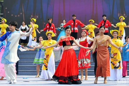 Tiết mục văn nghệ với đa sắc màu các dân tộc trên thế giới do sinh viên Thủ đô trình diễn trong khuôn khổ Connect Fest 2025.