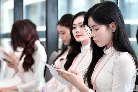 Các thí sinh tranh thủ điểm lại kiến thức cần thiết trước khi bước vào vòng casting.