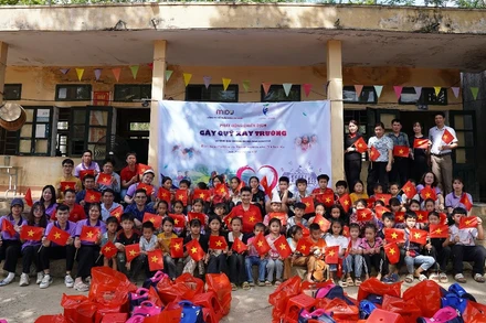 Tập thể cán bộ, giáo viên, học sinh Điểm trường Tân Sơn cùng những người sẽ xây nên ước mơ cho tương lai cho thiếu nhi địa phương.