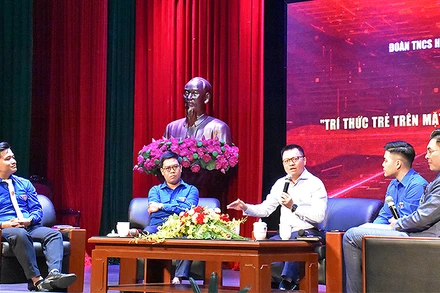 Đồng chí Lê Quốc Minh chia sẻ ý kiến tại Tọa đàm.