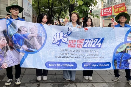 MC Khánh Vy, Đại sứ chương trình "Tiếp sức mùa thi", cùng các tình nguyện viên cổ vũ thí sinh.