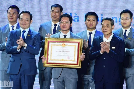 Phó Thủ tướng Chính phủ Trần Lưu Quang (bên trái, hàng đầu) trao Huân chương Lao động hạng Nhì tặng Hội Doanh nghiệp trẻ Hà Nội.