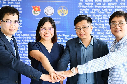 Các thế hệ tài năng trẻ giành Giải thưởng Quả cầu vàng gặp gỡ tại Thủ đô Hà Nội nhân dịp kỷ niệm 20 năm Giải thưởng ra đời.