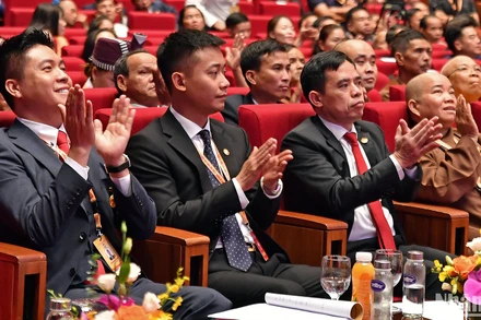 Đại biểu Phạm Quang Linh (Quang Linh Vlogs, thứ 2 từ trái sang) tại Đại hội.