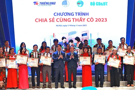 Các đồng chí Phạm Tất Thắng, Ủy viên Trung ương Đảng, Phó Trưởng Ban Thường trực Ban Dân vận Trung ương; Nguyễn Ngọc Lương, Bí thư Thường trực Trung ương Đoàn, Chủ tịch Hội Liên hiệp Thanh niên Việt Nam (thứ 5 và 6, hàng đầu) trao Bằng khen tặng các thầy, cô giáo tiêu biểu.