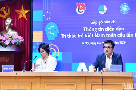 Giáo sư, Tiến sĩ Trần Xuân Bách, Phó Chủ tịch Hội Liên hiệp Thanh niên Việt Nam, Phó Chủ tịch Hội Thầy thuốc trẻ Việt Nam, Tổng Thư ký Mạng lưới Trí thức trẻ Việt Nam toàn cầu thông tin về diễn đàn.